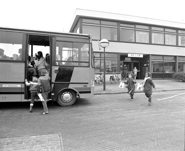 883285 Afbeelding van kinderen die terug naar de bus hollen na een medische controle in de wijkpost van de G.G. en G.D. ...